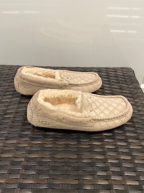 UGG moccasin Women’s size 6
